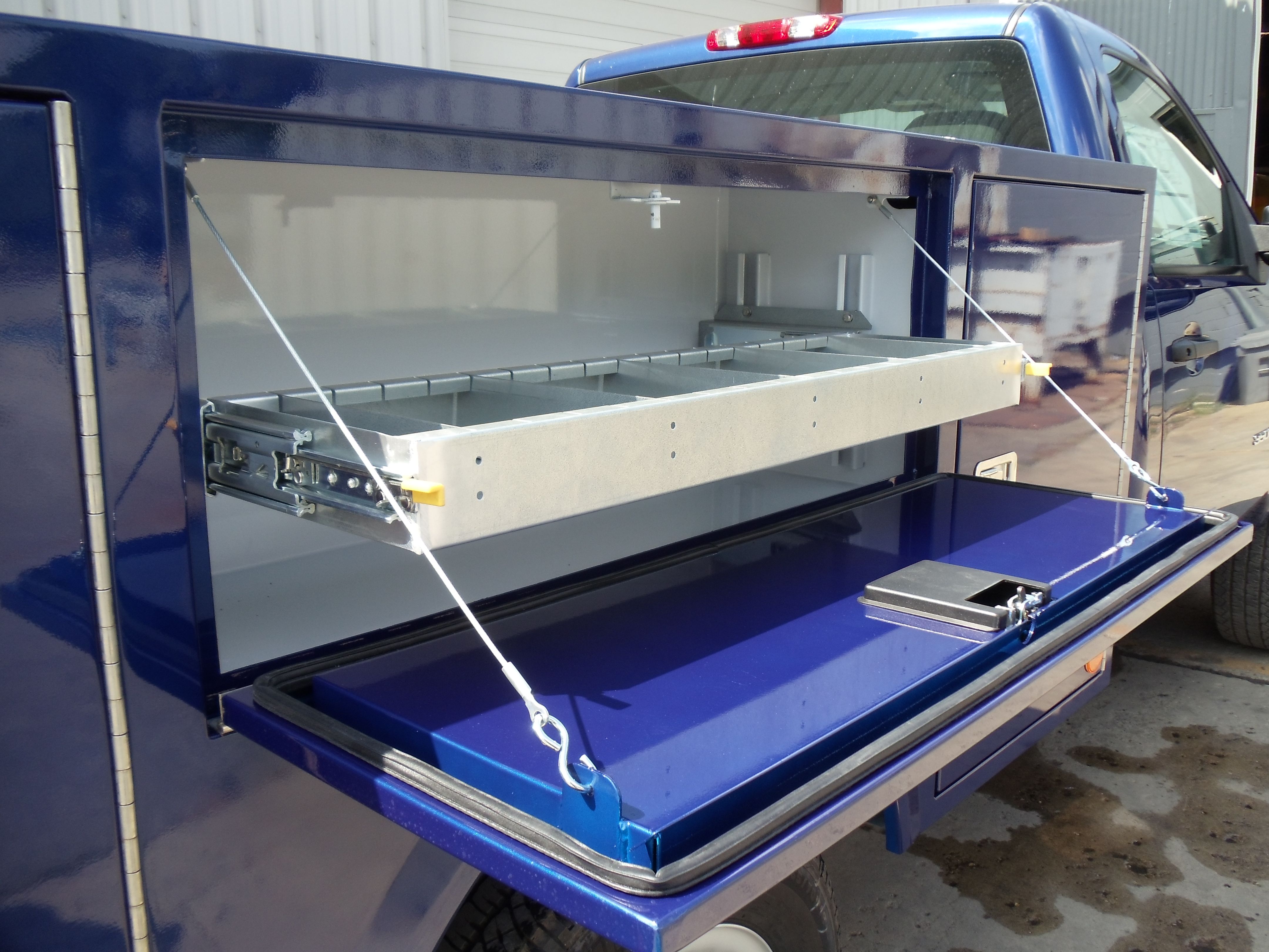 Warner Bodies’ New Select II Has FlushFinish Door System That Stops